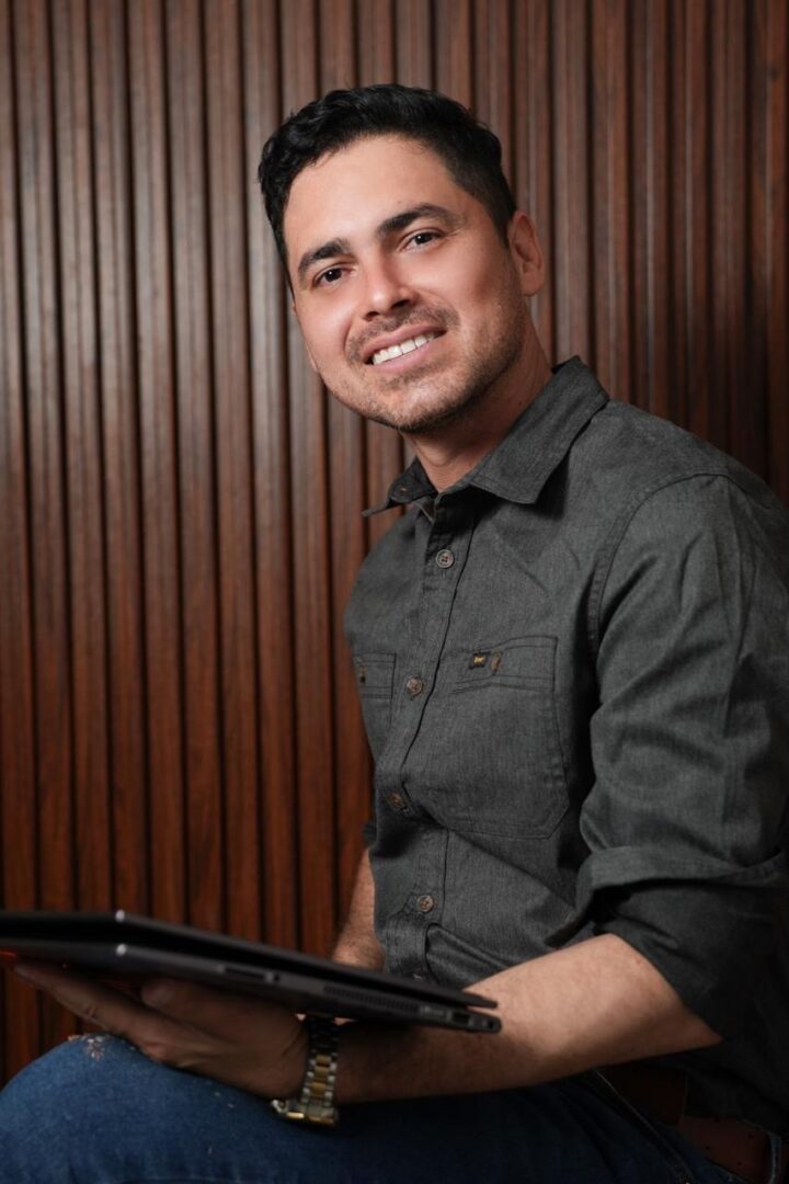 055aaff1-c4bd-4959-b074-8f3e6a8b7ac8-720x1080 Abogado Fabián Quibano ofrece asesorías jurídicas gratuitas para procesos de titulación en Neiva